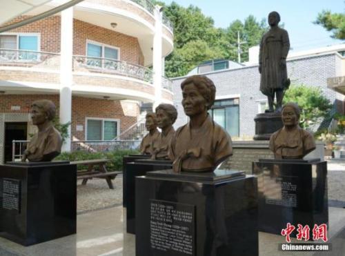资料图:韩国“分享之家”前的慰安妇铜像。 中新社发 吴旭 摄