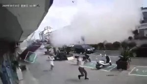无锡一小吃店燃气爆炸现场 孩子被冲击波冲倒